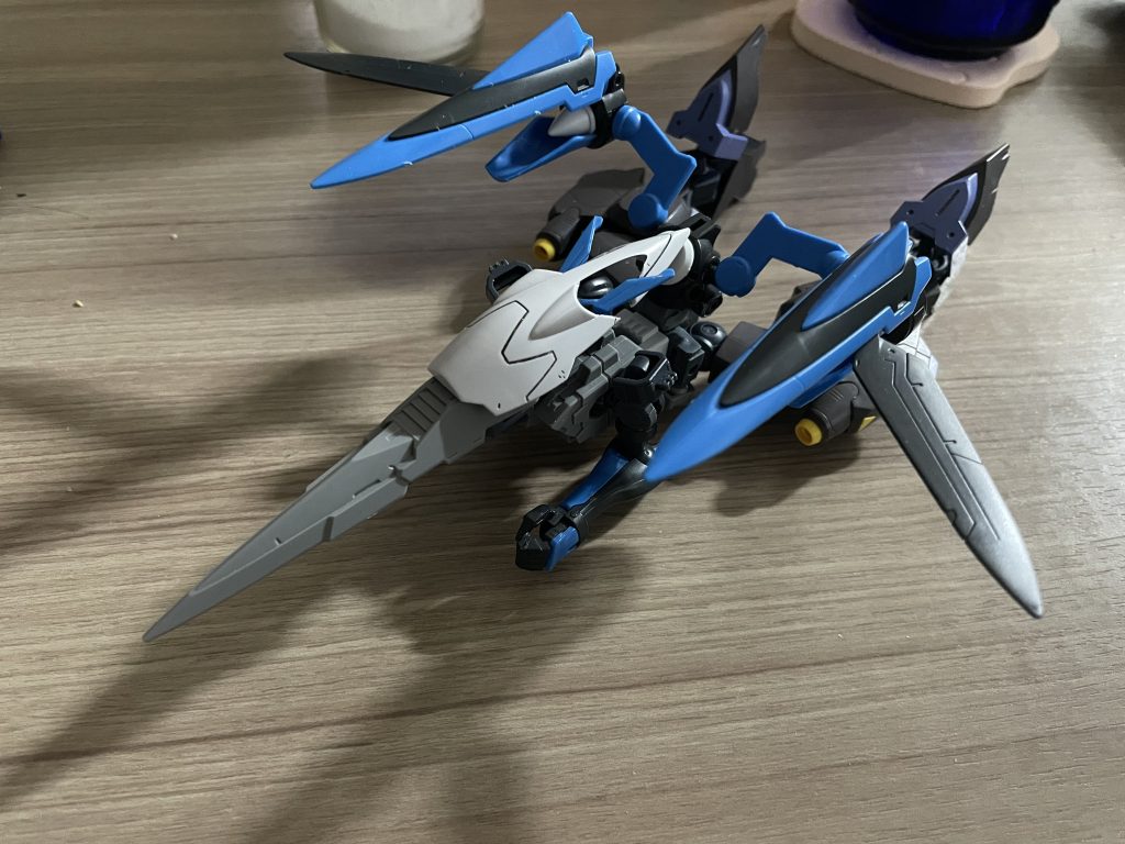 なんと言っても特徴は可変機である事! 強襲、高速戦闘、機体運搬を目的とする「ウィングマニューバ」