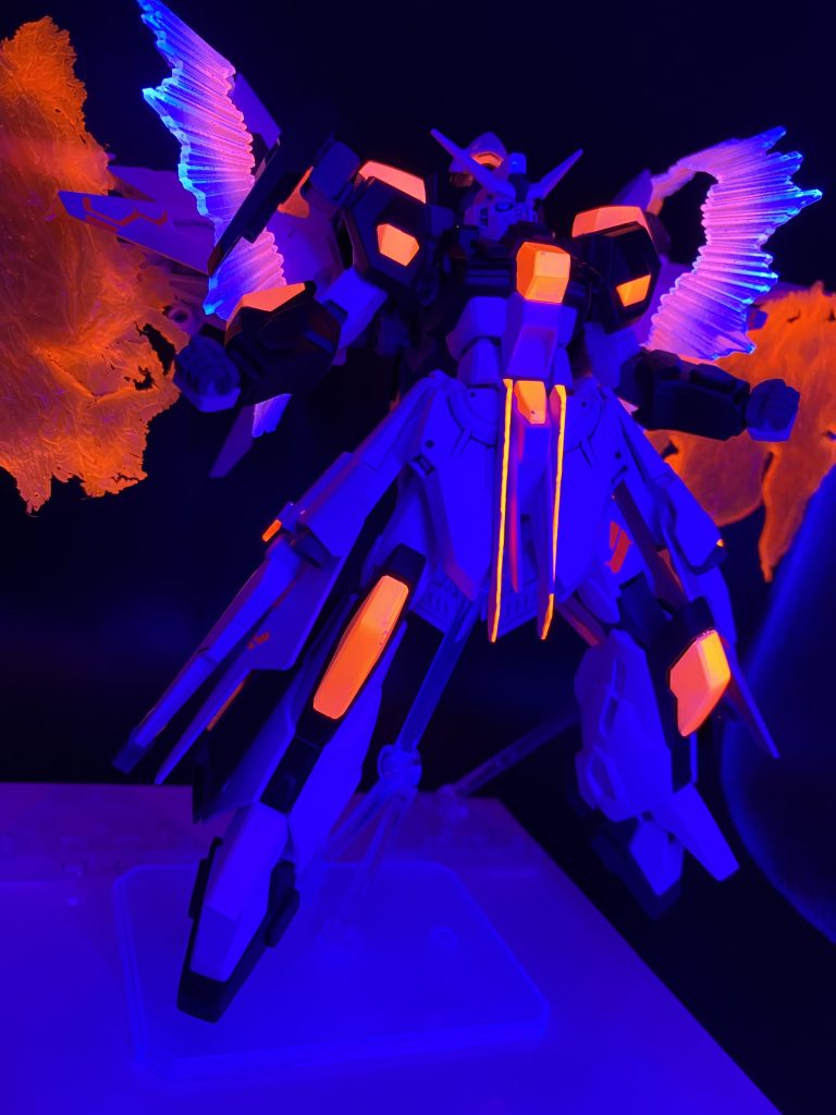 実はブラックライトで光るぞ！