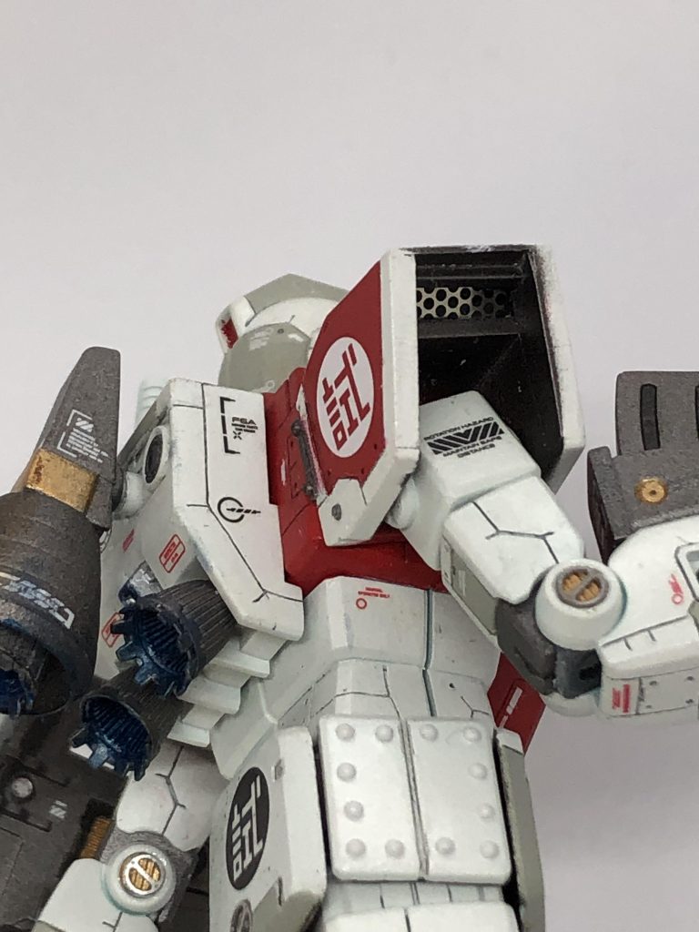 お次は右側面から2枚。こちらは左右の対比のため、脚部のデカールも少な目に。腕関節部にもメタルパーツ、肩アーマーの内部にも地味にエッチングパーツを使用しています。下から見上げないと見えないのですが、ここもかなりのお気に入りです。