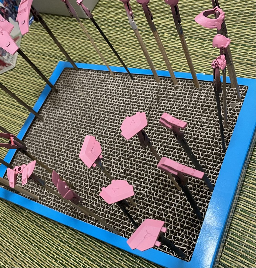 以下、カラーレシピになります。今回初めてピンクサフでの塗装に挑戦しています。本体赤：ピンクサフ→フィニッシャーズ ブライトレッド黒：黒サフ→つや消しブラック+ガンメタル白：銀サフ→つや消しホワイト+つや消しブラック(少量)フレーム：黒サフ→ガンメタル+スターブライトアイアンクリアグリーン部：蛍光イエローグリーンカメラアイ(金)：黒→スターブライトシルバー→クリアゴールドカメラアイ(緑)：ガンダムマーカー(ルミナスメタグリーン)トップコートはガイアのEXフラットクリアーを吹いてます。