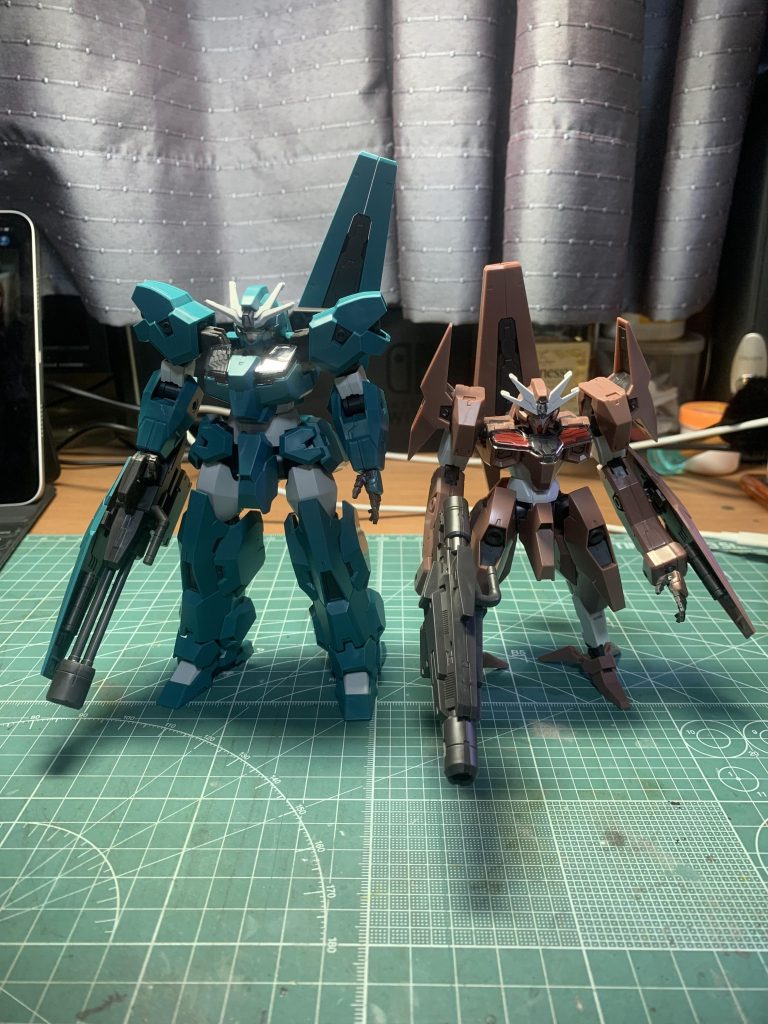 とりあえず武装持って素立ち。並べてみると際立つソーンの異形感。この2体が発売された当時合体するのではって噂されてたけどそんなことなさそうな感じでお話終わりそう。残念。