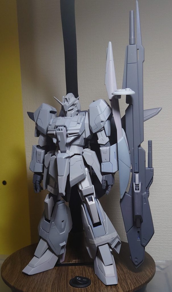 長らく放置していた環境が良くなかったのか左足の外装が反ってしまっていました。ハンドパーツはＢクラのZガンダム用マニュピレータを使用。