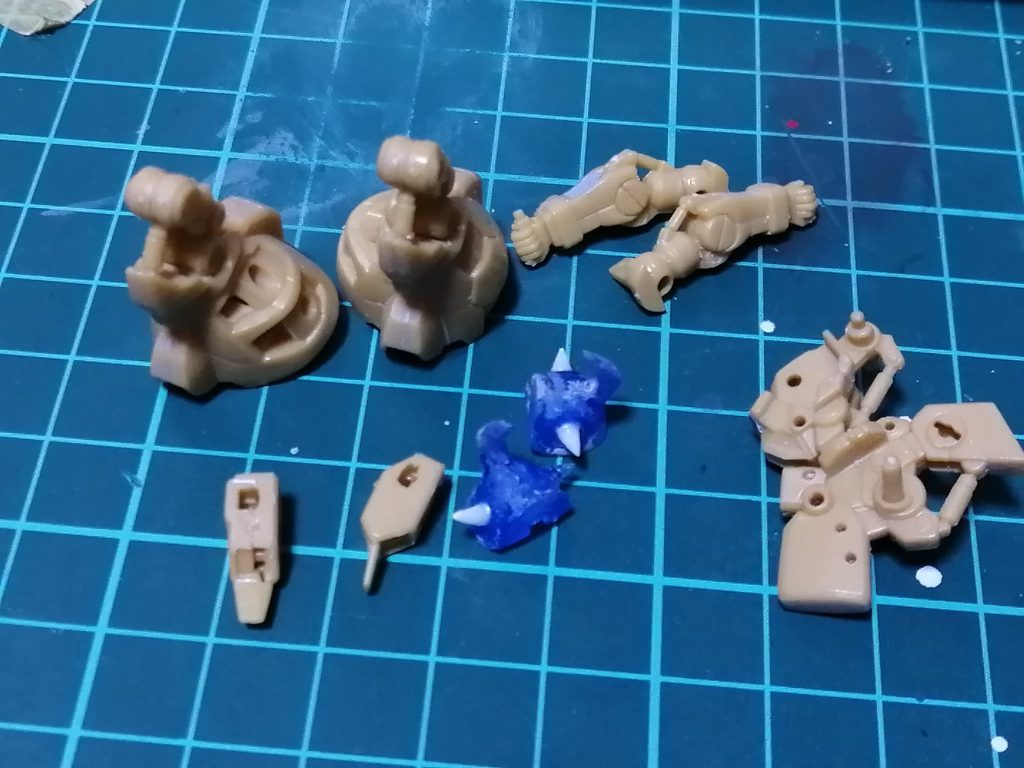 スパイクアーマーはまだまだですね。曲面のシンメトリを取るのが難しい、しかも小さいので目が大変でした。