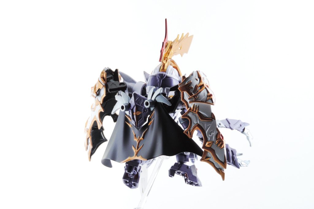 聖騎士ミカエリスの左手に新装備同様ランスを追加し、バーサル騎士っぽさを出すために大型の肩アーマーを追加。トサカと胸の装飾をゴールドメインのパーツに変更することでパワーアップ間を演出しています。UC系じゃないのにバーサルとか、槍と盾ぐらいしか追加なかったやん…とかは許してください… ミカエリス、活躍シーンは少なかったですが、めちゃくちゃ好きなデザインです!