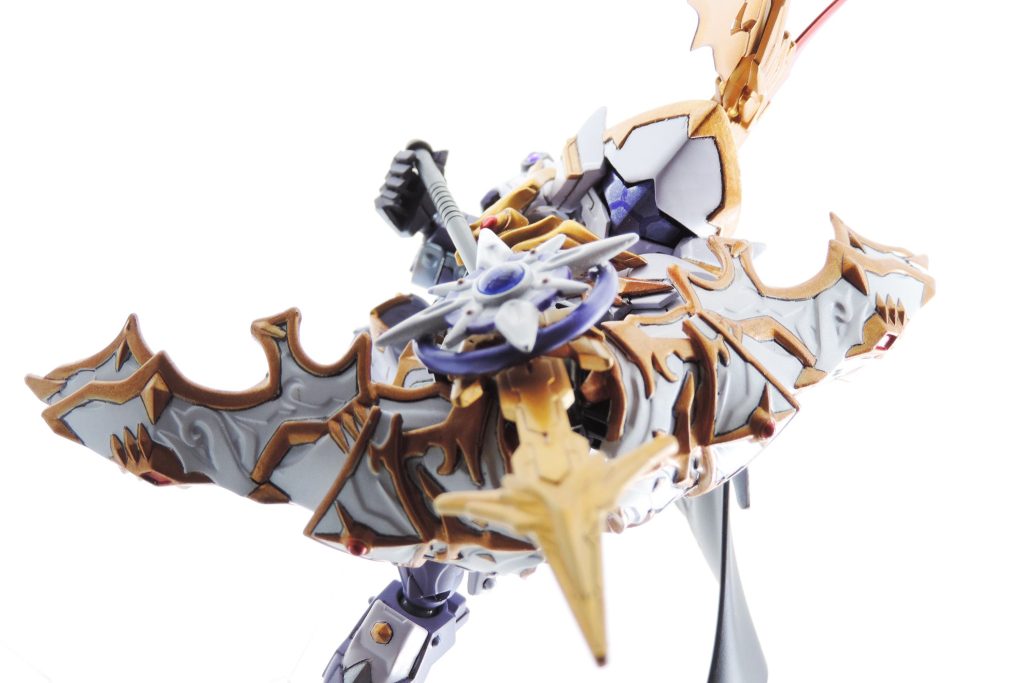 BB戦士っぽいギミックとして、肩アーマーが弓っぽい武器に。ミカエリスは射撃専用武器っぽいのがないのと、騎士ワールド感あるかなと。 聖騎士ミカエリスの時からライティングを見直したので、写真の雰囲気がかなり違いますね…w