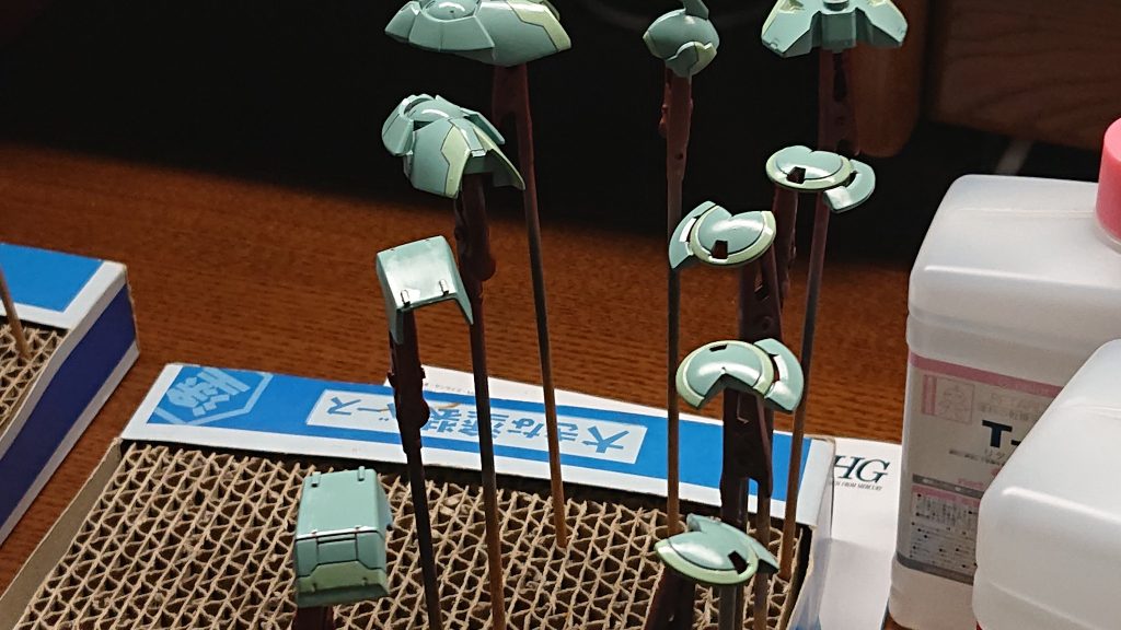 塗料ガイド本体緑：ライトグレーグリーン本体白：ニュートラルグレー１本体薄緑：ライトグリーンフレーム等パープル：フレームメタリック２武器他：黒鉄色