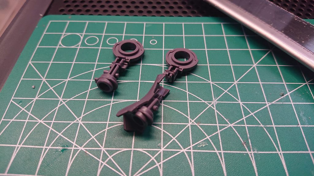 脛の合わせ目消しのための後ハメ加工。本作業はホビージャパンの作例に準じている。脛のフレームパーツを切断し、突起を削り落とす。