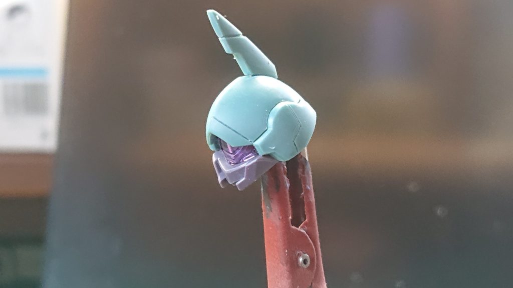 頭部の加工の様子ツノは先端が丸まっているため、削っていくことで尖らせた。また一体成型のパーツが多いのでタガネを用いてモールドの彫りなおしをしてハッキリさせている。