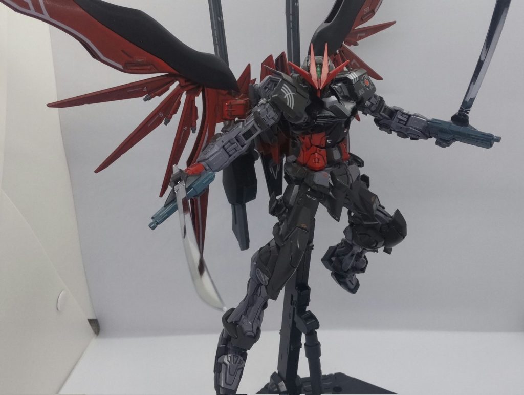 作中ではアストレイノワールの損失したノワールストライカーの代わりにデスティニーRシルエットに交換したものになります