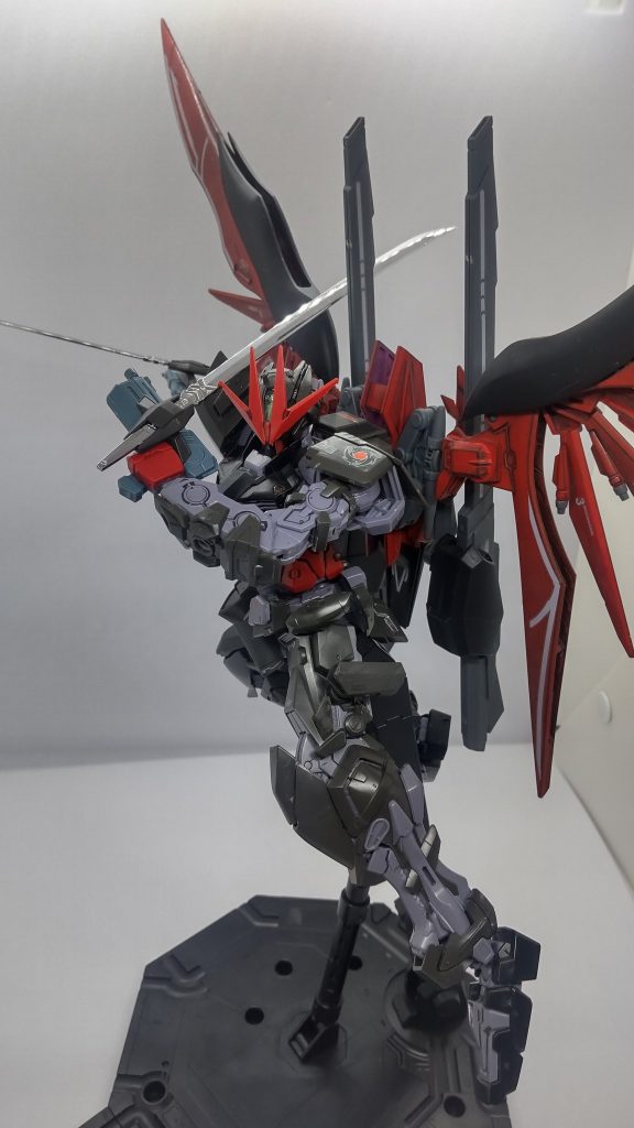 主武装はアストレイノワールに引き続きストライクEのビームライフルショーティーに日本刀を組み合わせた複合武装ソードピストル