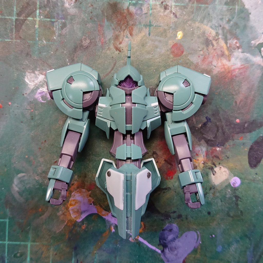 一部パーツではディテールの追加のためにプラ板工作を行った。ハインドリーの装甲は僅かに曲線を描いているので、やり過ぎない程度にドライヤーなどで温めながら作業すると良い。