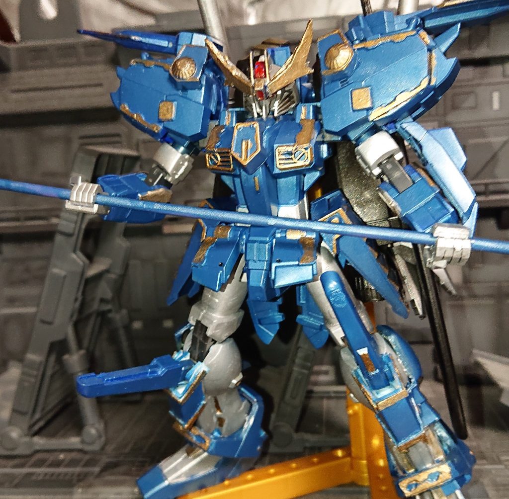 騎士や武者化するのにプラ板でエングレービングのように枠を張り金色に塗るとそれぽくなりますね武者だと兜のクワガタ・騎士だと兜のバイザーとをつけて刀や剣等を装備させるMS自体人型装甲兵器なんで鎧みたいなもんなんで