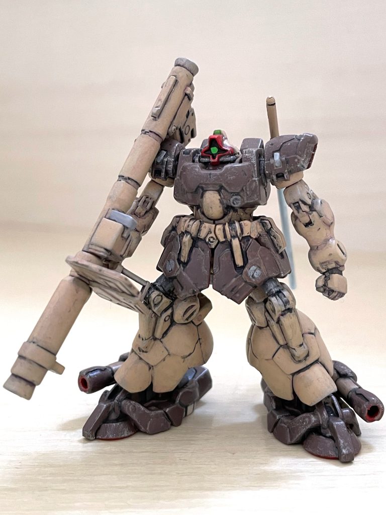 ドムトローペンといえば0083スターダストメモリーでの初登場時は良かったなぁ。重装甲、大火力、高機動力、滑る挙動と演出、めっちゃドムドムしてて痺れましたね。今回は悩んだのはカラーリングくらい。MGで標準的なドムカラーで作るつもりだったのでそれ以外にするつもりでした。グリーンとグレーは復帰後のザクJとF2ザクで作ってたので、サンドカラーにしました。