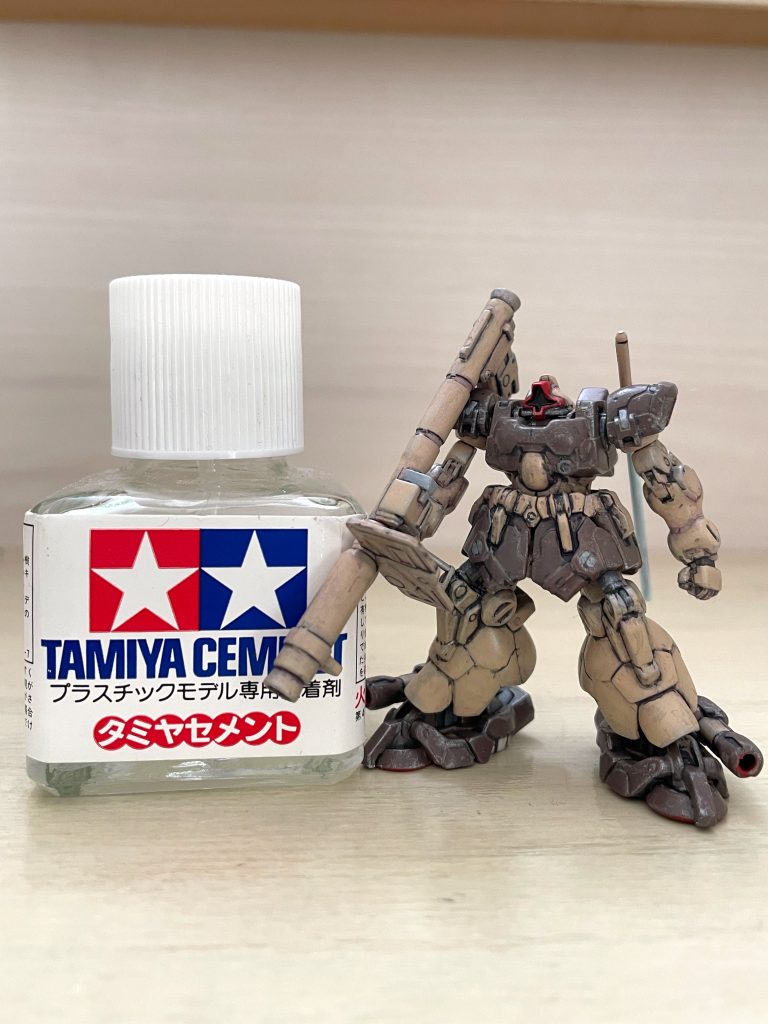 アーティファクトをよく知らない方のために比較画像を。バンダイの企画した方がリリース時には基本的に塗り分け塗装を考えていないと聞きました。だけどユーザーは第一弾からスケール感狂うくらいの緻密な塗装作品の数々を披露されていて、それで盛り上がってましたね。