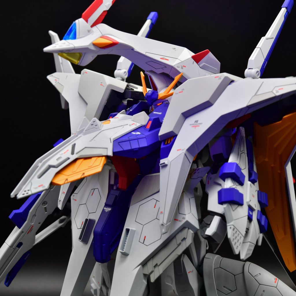 今回の目玉は胸アーマーの改修です。キットのままでは正面から顔がほぼ見えずに首が埋もれています。胸アーマーを下斜め方向に8mm延長しました。伸びた部分にはプラ板やメタルパーツでディテールアップしています。首も1.5mm延長して埋もれを緩和しています。また、胴体は8mmほど延長して上半身の寸詰まりを解消しています。