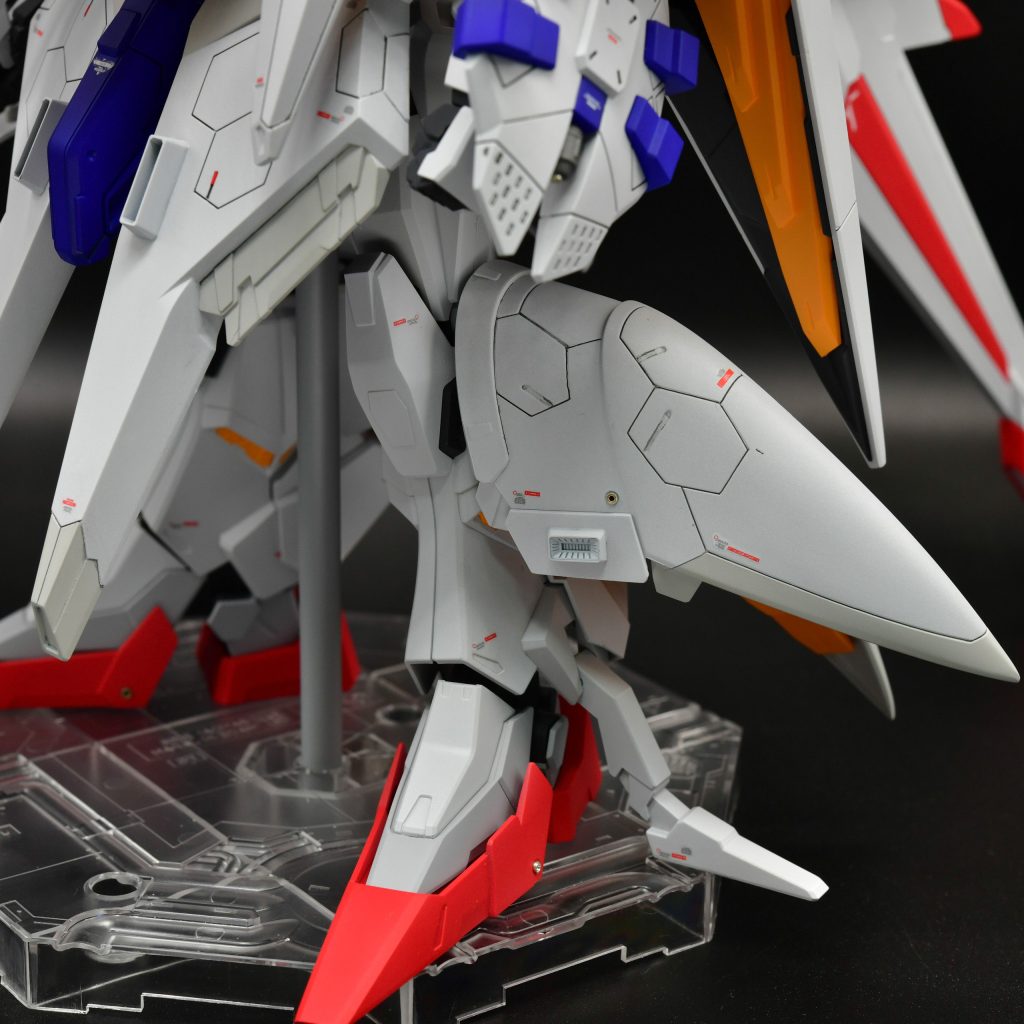 脚部にもダクトやメタルパーツを追加。巨大感を出すために水転写デカールは小さいものを控えめに貼りました。