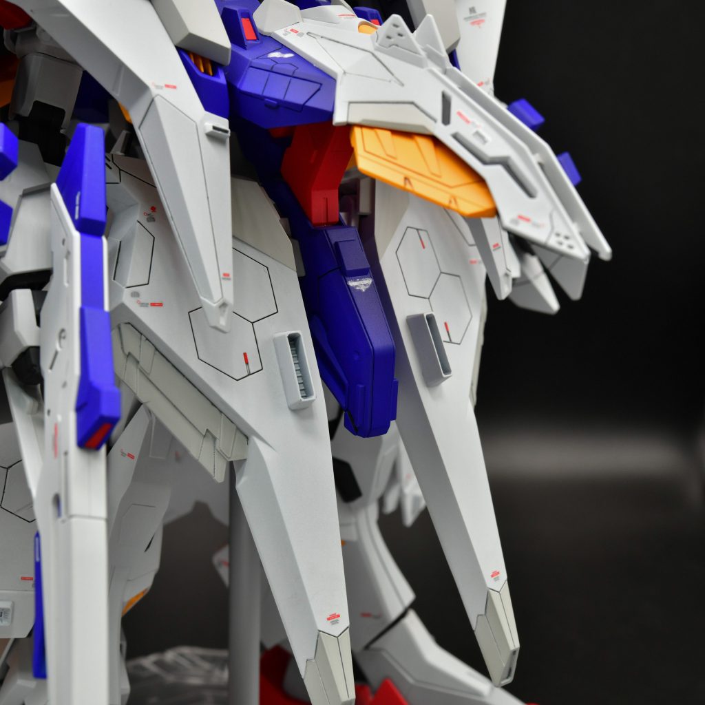 フロントスカートは面が広く間延びしないようにダクトを追加しました。ヘックスモールドにはレッドチップを貼りました。