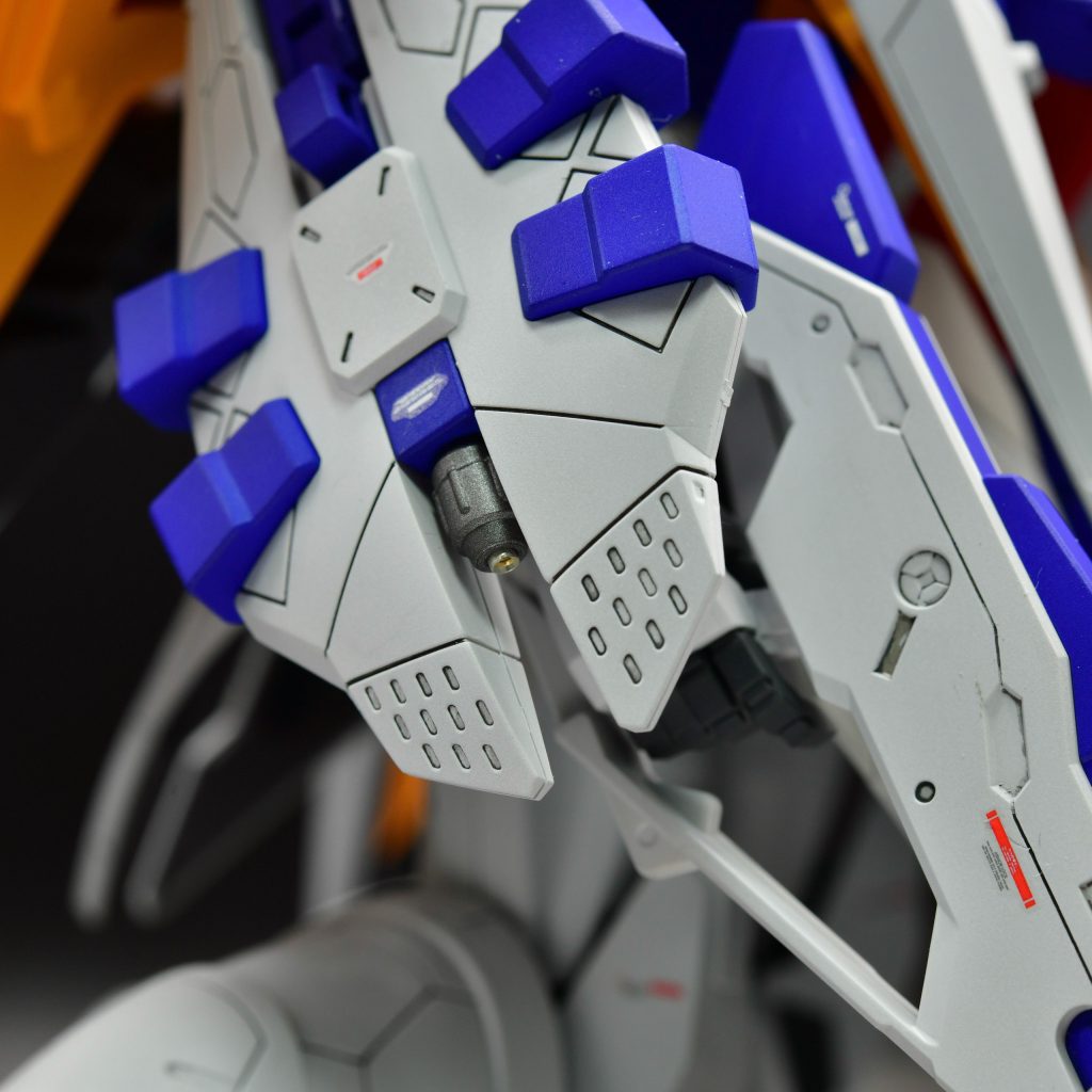 腕部のビームサーベル発振口にもメタルパーツを使っています。(ただ余ってるパーツを消費したいだけw)