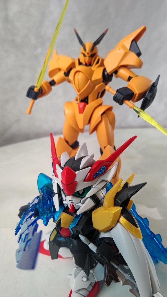 改めて見比べると肩や胸周りはシャッコーモチーフなの理解できます。シャッコーは元々主役機にするつもりだったけどスポンサーから「もっとガンダムらしいデザインで」とダメ出しされたんだったか？ゼロガンダムはその辺のリベンジもあったんですかね？