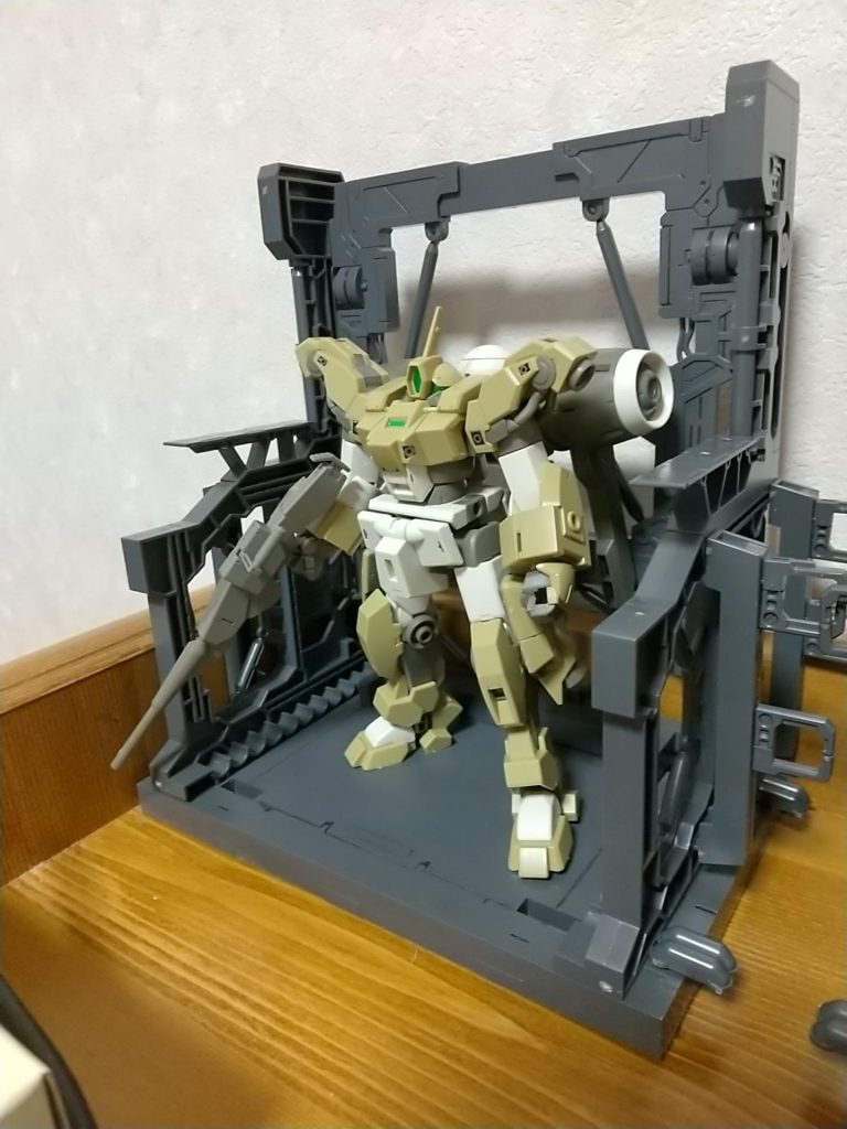 長身のビームライフルは狙撃も兼ねているのでスコープもちゃんと付いてます。