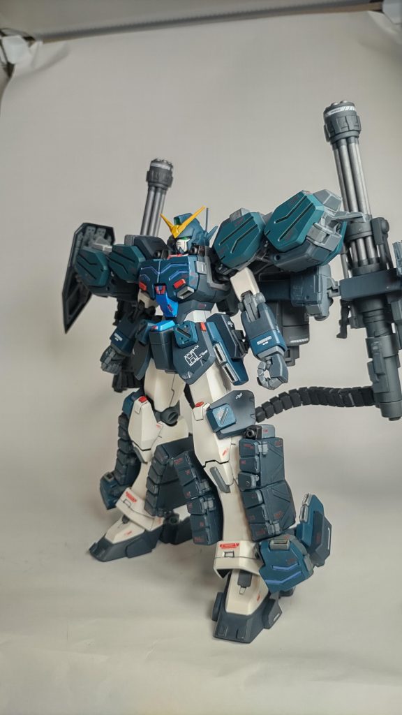 ガトリングもマウント可能です。バックパックがかなり重いですが脚もボリューミーなので自立できました!あまり見えないですがアンクルアーマーの内側にセンサーカメラつけてます。地上から接近する敵や地雷に対応可能です。フロントスカートのヘビーアームズの名前が入ったデカールがお気に入りです。