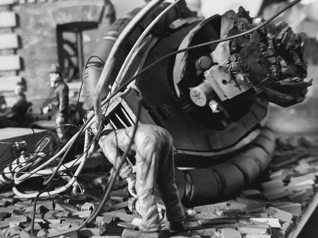 タミヤのMMシリーズ作業員を小改造して足してます。ザクヘッドはひっくり返しても見栄えがするようゴチャメカ入れましたが…モノクロだと真っ黒ですねー