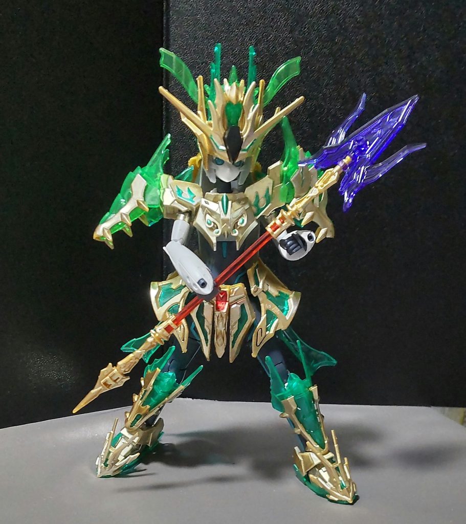 武器は腕にあるビームサーベルと、手持ち武器である、専用の槍になります。