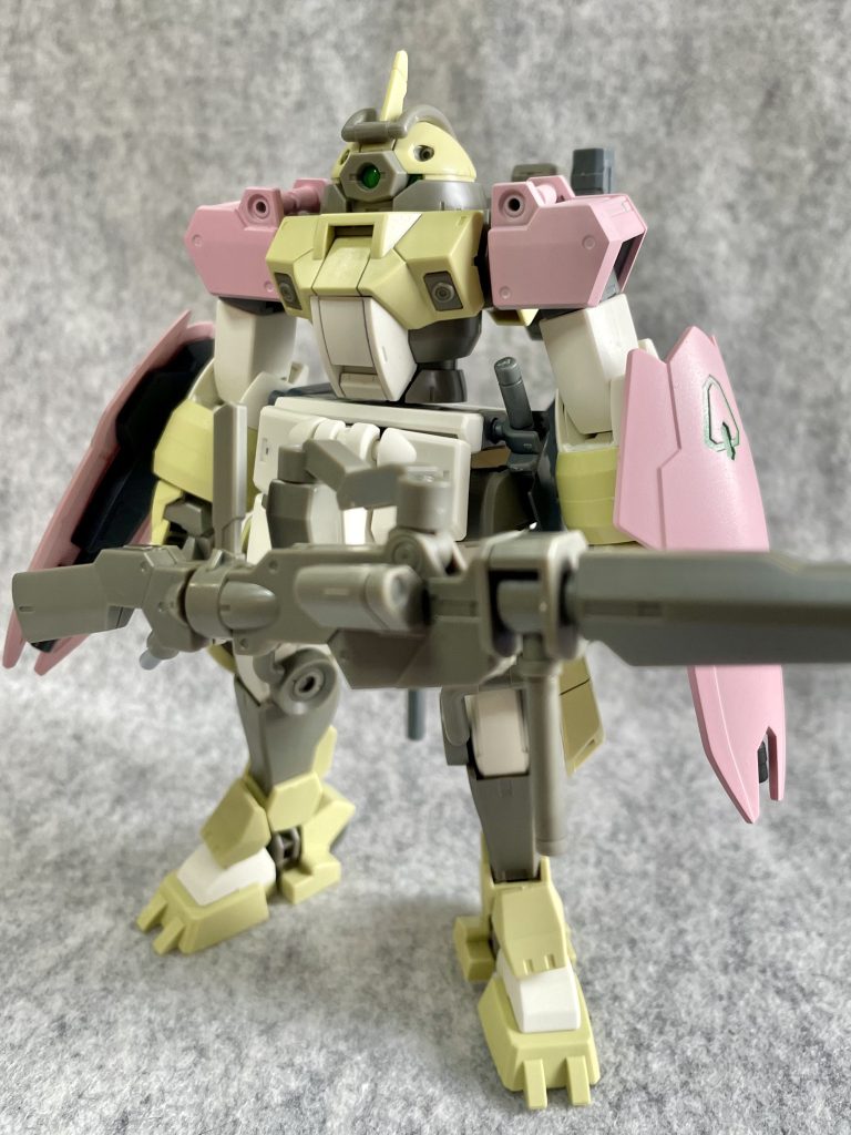 フル装備状態。肩を対称にして両腕にシールド装備。ピンクに塗装した部分以外は成形色まま。
