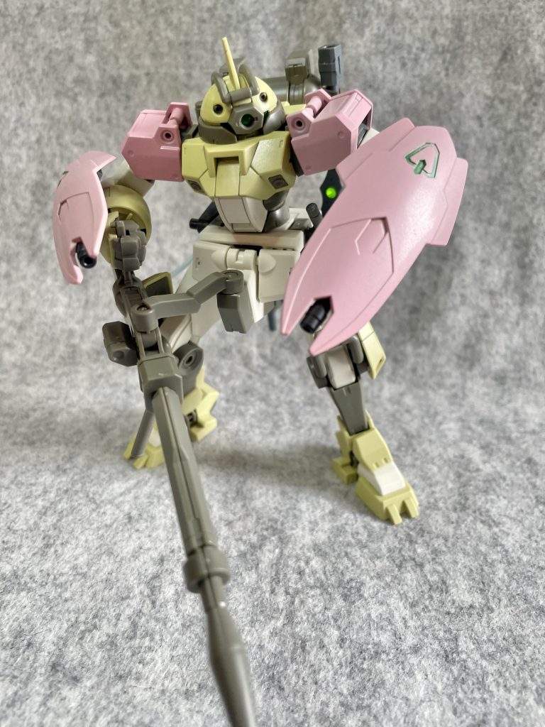 ビームライフルライフルはキットままで使えるよう、追加したアタッチメント類とは干渉しない様にしました。