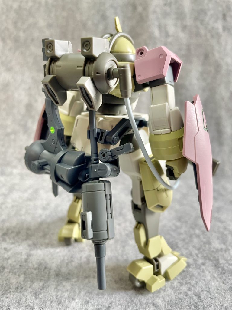 右腰部、バックパックには後述するオリジナル武装のハンマーライフルを分割してマウント。