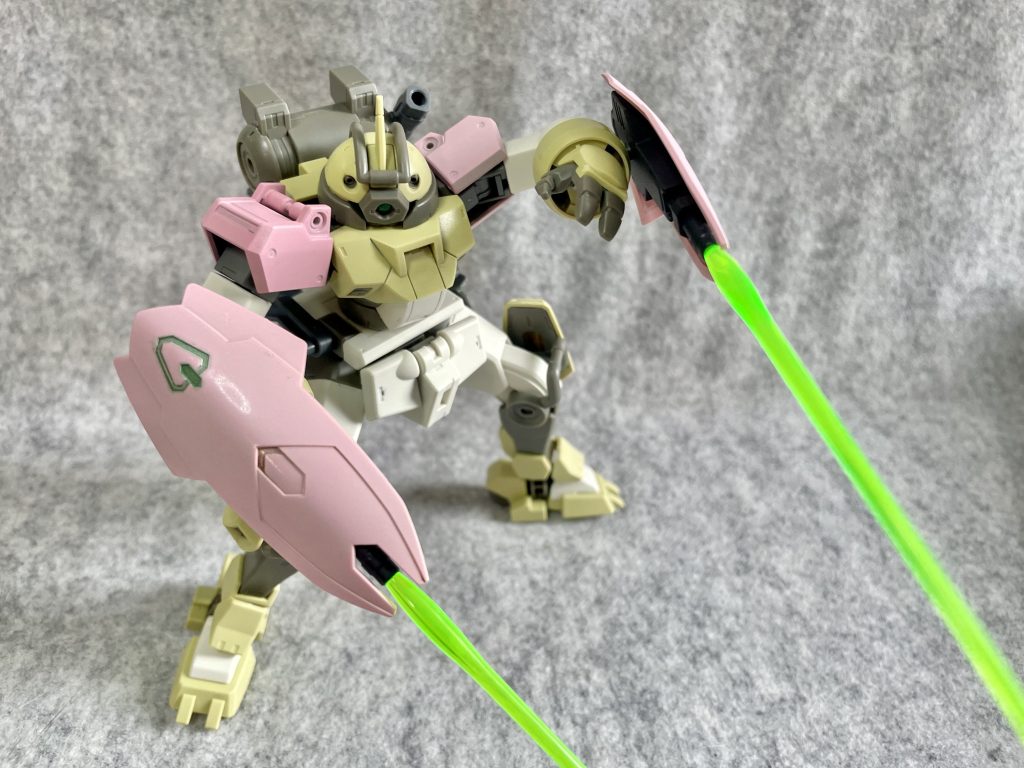 シールドビームガンシールド先端に搭載したビームガン。サーベルも発振可能。ガルバルディリベイクのシールドままです。