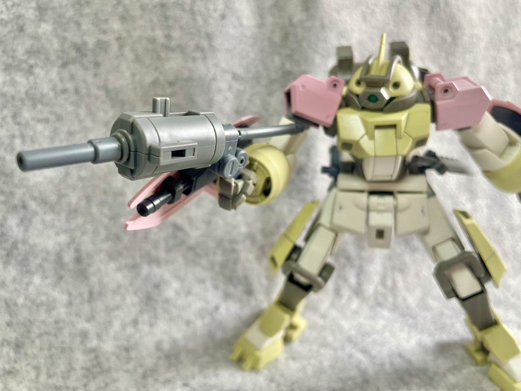 ハンマーライフルは分割状態でも使用可能。こちらはビームライフル。