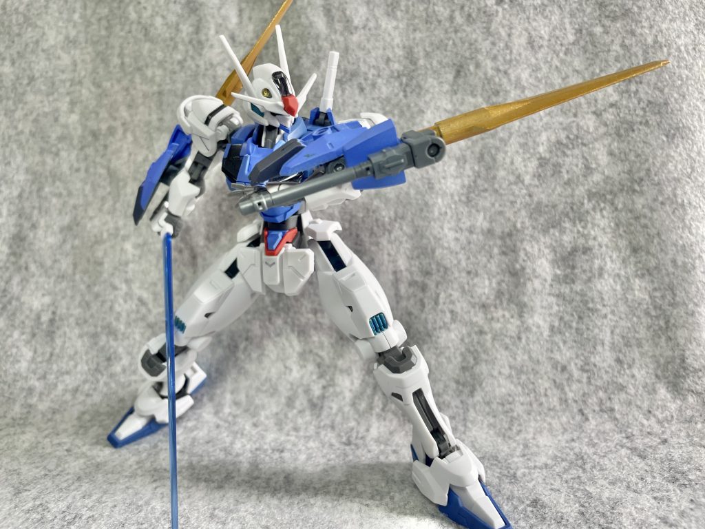 原典同様、ビームサーベルも装備。ソードユニットは未使用時にアームを回転させて肘側に移動させることも可能。