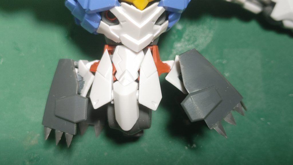 スカートはジンハイマニューバ2型のパーツを使用してます。中央のアーマーを上下逆に取り付けているのがポイント!