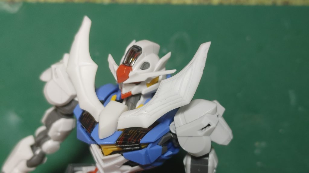 スカーフ部分もプラ板でできてます。彫るのめっちゃ大変でした。