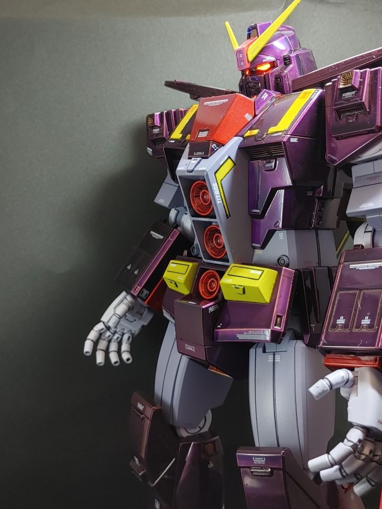 ツインアイは蛍光ピンクで塗装してますのでブラックライトで発光します