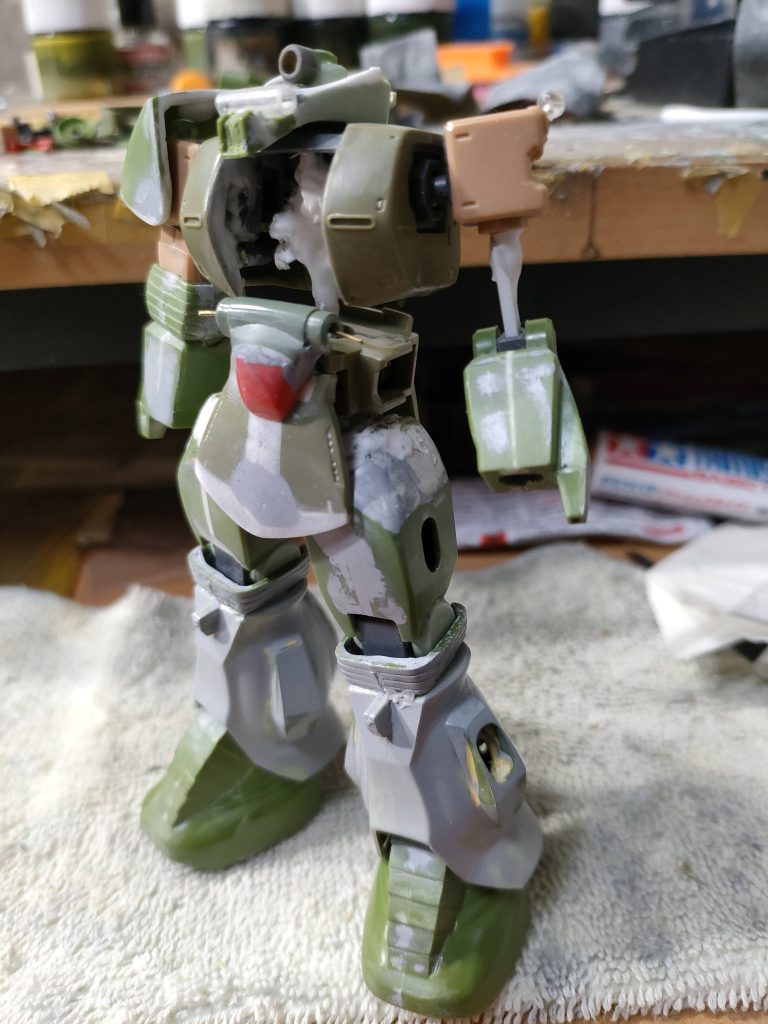 上半身は、オリジンザクで大量に出る余剰パーツを無理やり。頭部は初代HGUCザクベースですが、ダクトは旧MSV、内部はスクラッチ、ドーム状シールドは透明プラ板をヒートプレス。大腿は旧MSVパーツを残したが太すぎて辻褄合わせにとても苦労...