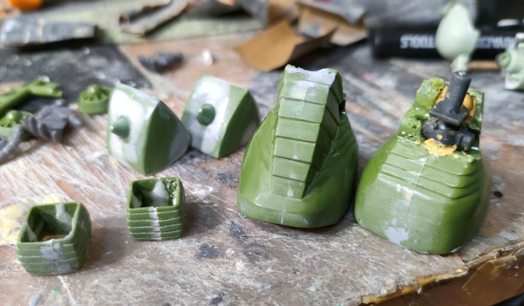 蛇腹は旧MSVパーツと決めてました...(意味の無いコダワリ) 肩アーマーは旧MSVパーツがデカ過ぎなので、切削してダウンサイズ。