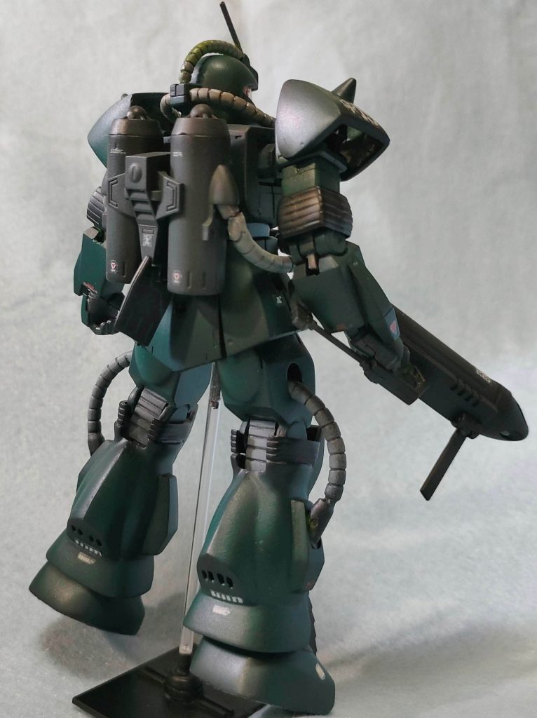 必ず注目される、肘・膝の蛇腹。一寸無理があったかな… 大腿裏のバラストタンクの楕円はマドラースプーンです。バックパックは旧MSVパーツのまま。素晴らしい造形。