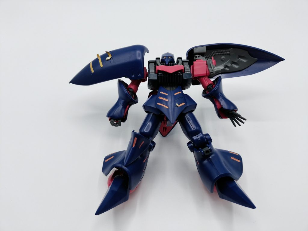 ミキシングに行き詰っていた時、偶々近所のリサイクルショップに330円で転がっていた旧HGキュベレイ。バインダー(丸モールド側)や膝のカバーが欠けたりしていましたが、こちらの部品が無茶苦茶良い仕事をしてくれました(^^♪