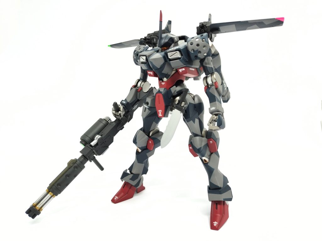 まずはザウォートから、武装は大型ビームガトリングとウイング基部ビームガトリング×2、コンバットナイフとビームサーベル×1普段スプリッター迷彩を塗装する際、差し色は迷彩部分と近しい色合いにするのですが、今回は思い切って赤色にしました。結果的にかっこよくなって良かったです。 