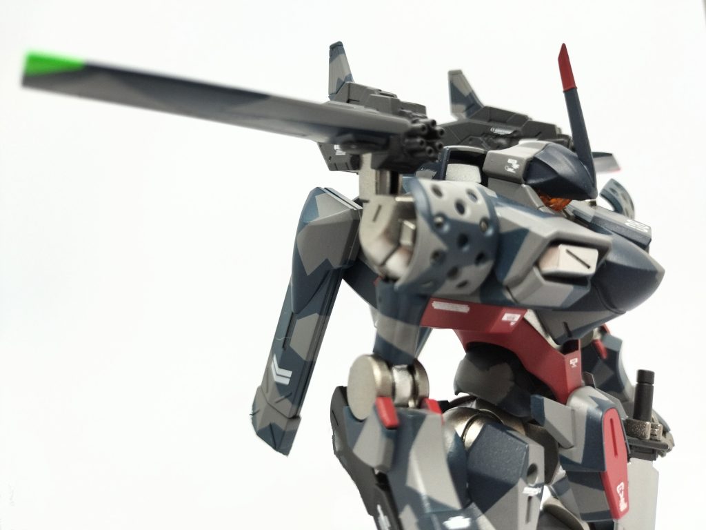 アンテナはビルダーズパーツから、タミヤセメントで徐々に溶かしつつ好みの角度に調整しました。ウイングはボールデンアームアームズについてくるものを。航行灯部分をスジボリで追加し、蛍光塗料で塗り分けたのがこだわりです。