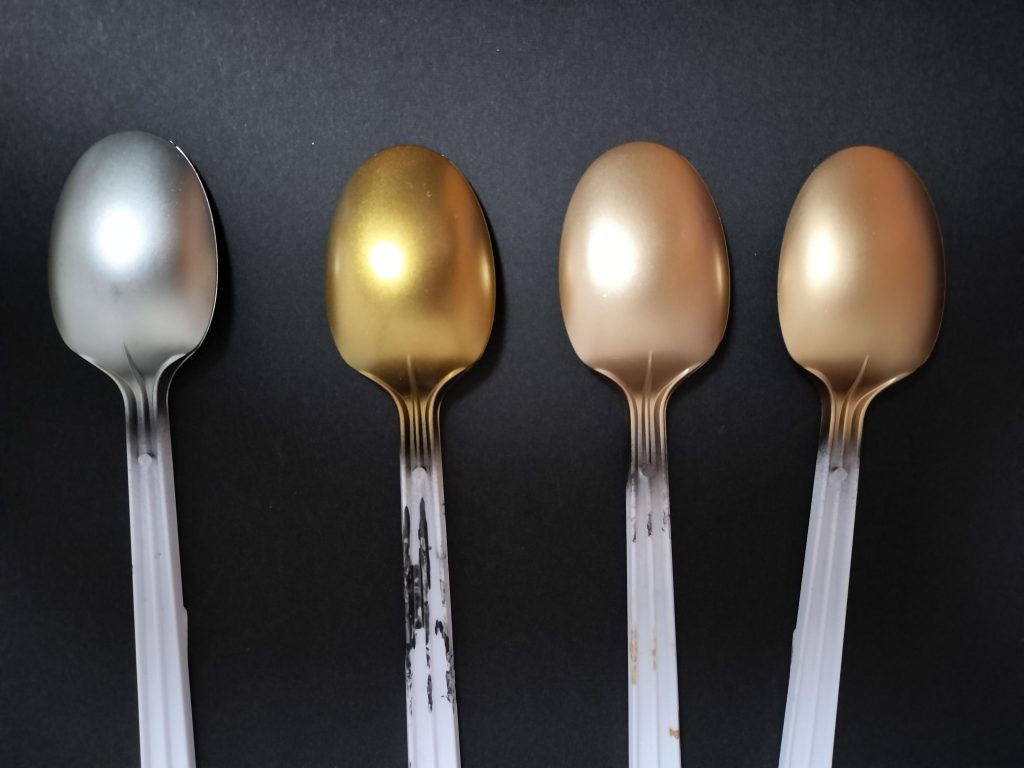 本塗装する前の色サンプル下地黒で左から①シャンパンゴールド(シルバーにしか見えない(;^_^A)②パールゴールド③ブライドゴールド④レッドゴールド自分の中での一番百式イメージは「パールゴールド」でしたが、今回はあえて「シャンパンゴールド」レッドゴールドとブライトゴールドの見分けがつかない