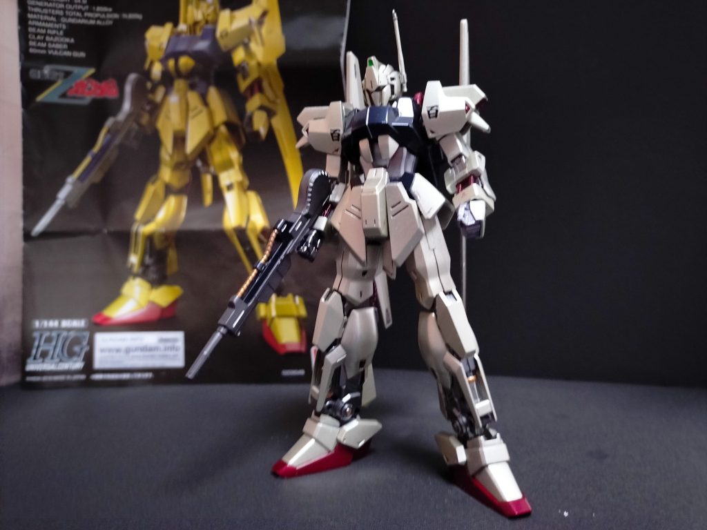 ノーマル武装で。取説をバックに。皆さんの作品を見ると、黄色味が強い金色が多かったので、ちょっと違う色にしたくて、ガイアノーツの新色・シャンパンゴールドで塗装しました。実物見ても、上品な金色で見る角度によっては、シルバーにも見えてお気に入りです。胴体はお気に入りのプリズムブルーブラック。何かモノクロな雰囲気になりました。あと、首が埋まっている感じがしたので首を2mm延長しています。アンテナも市販品に変えて大型化~(^^♪