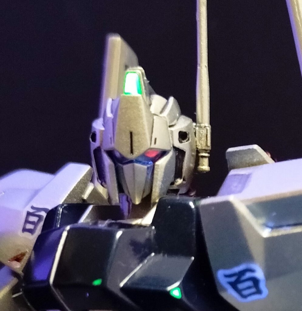 「まだだ、まだ終わらんよ!」顔面アップ。ゴーグル下にルミレッドを塗った黒いHアイズを仕込んでブラックライトで照らすと赤く発行します。(普段はブラック一色)センサー部と胴体の隅にも蛍光塗料塗って光るようにしました(^^♪百式シールの周りまで反応する~(;^_^Aビコーン!