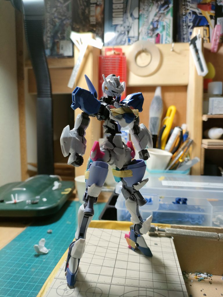 最初はこんな感じでしたが脚部の方がかなり失敗して結局エアリアルの足をそのまま装着しました(笑)胴体は鉄血のジークルーネを使用してます。