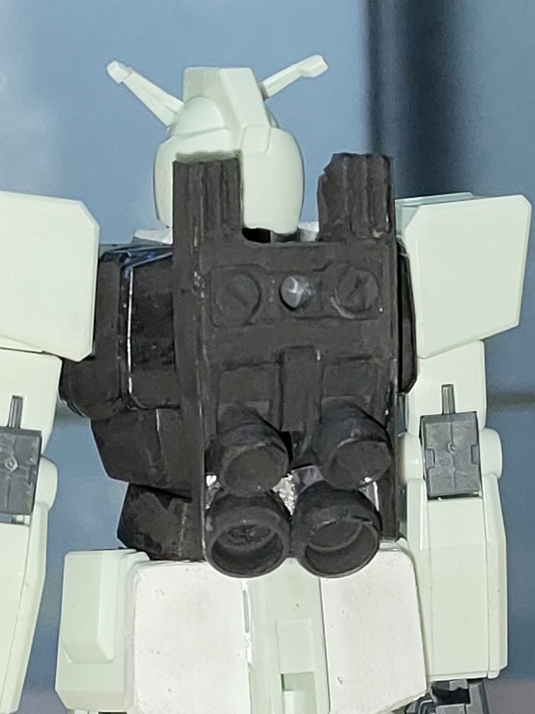 バックパック。他のスラスターを下に追加して胴体インテークのパーツを上げた。