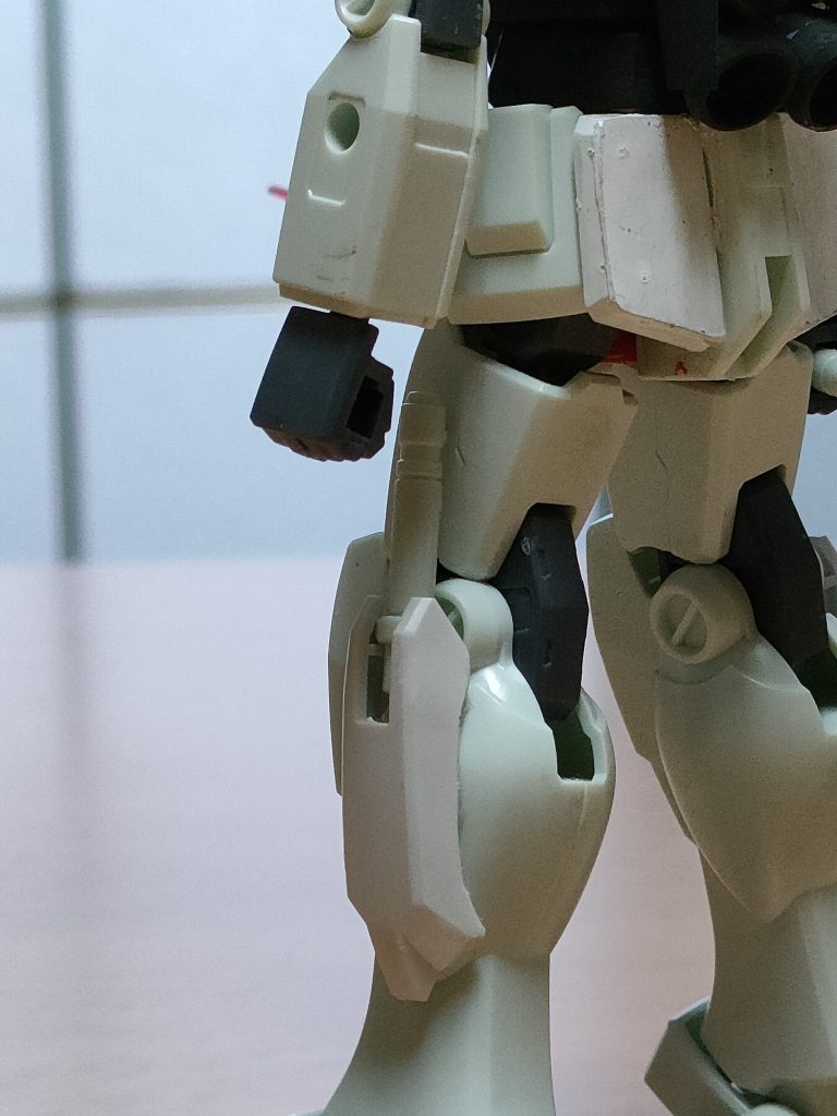 両の脛に追加したビームサーベル用ホルダー。他の脚部パーツから流用。