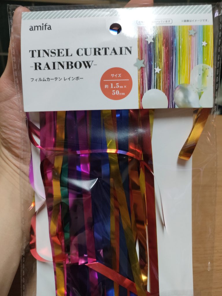 セリアで買ったカラーセロハンでも良い。どれでもいいから細く刻んでプラ板の裏側に貼り付けるだけ。