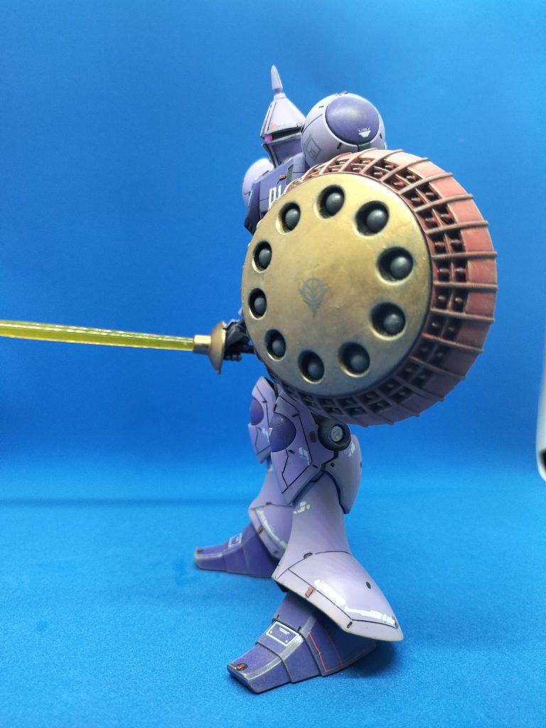 シールドは筆塗りです。